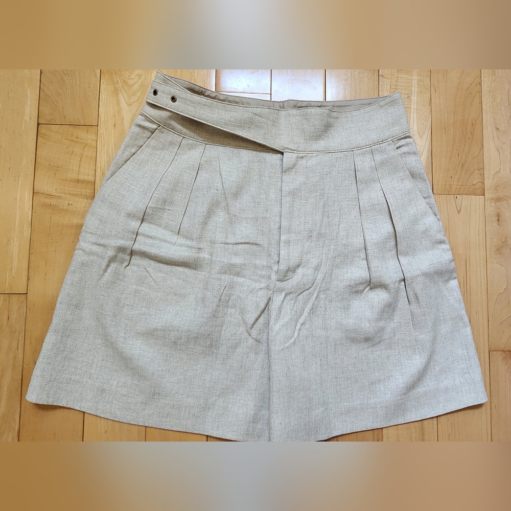 BANANA REPUBLIC women's pleated safari shorts light cream in size 4